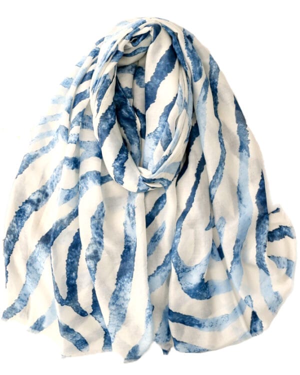 Tørklæde-med-zebra-print-i-råhvid-og-blå